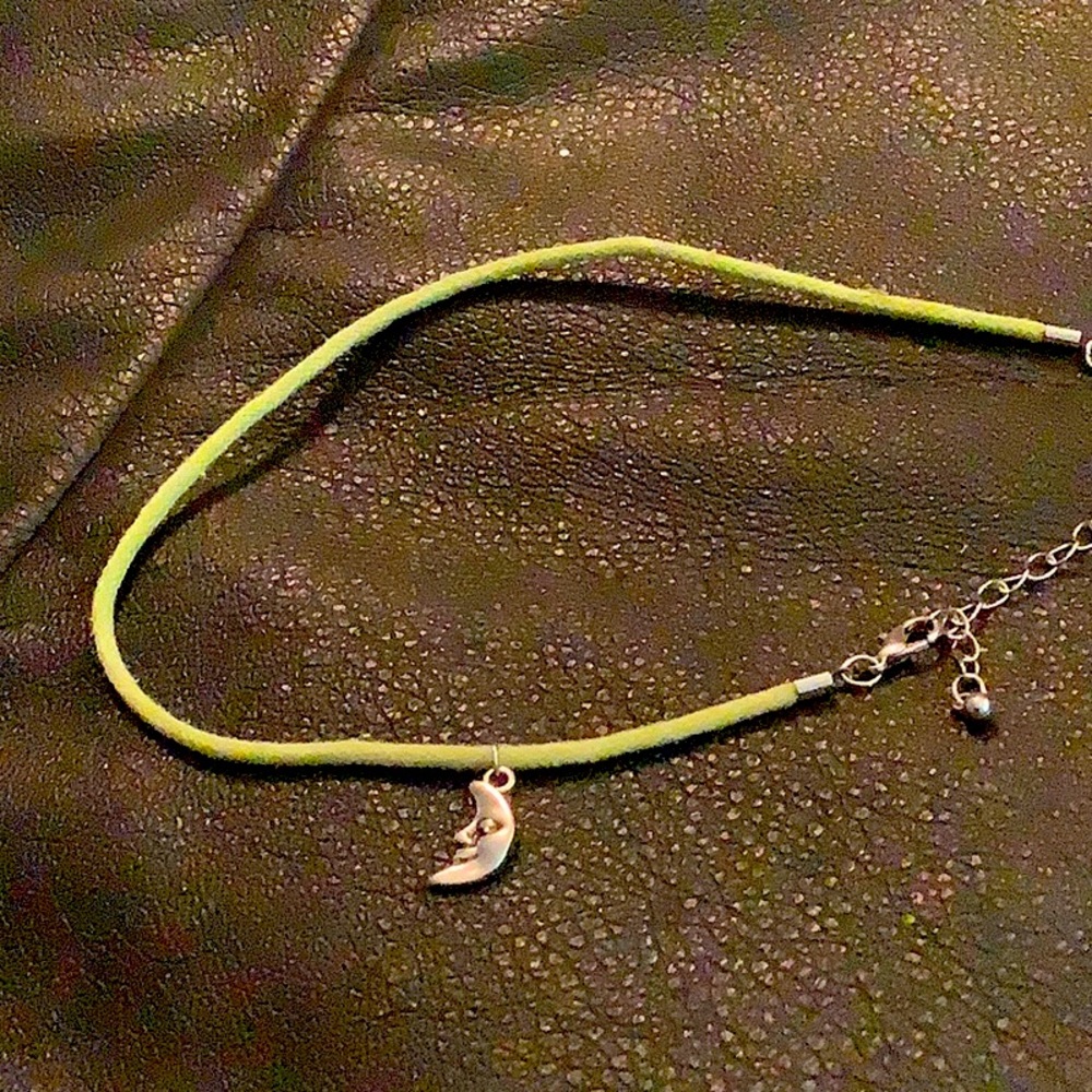 It’s a moon necklace it’s not broken and it’s really pretty